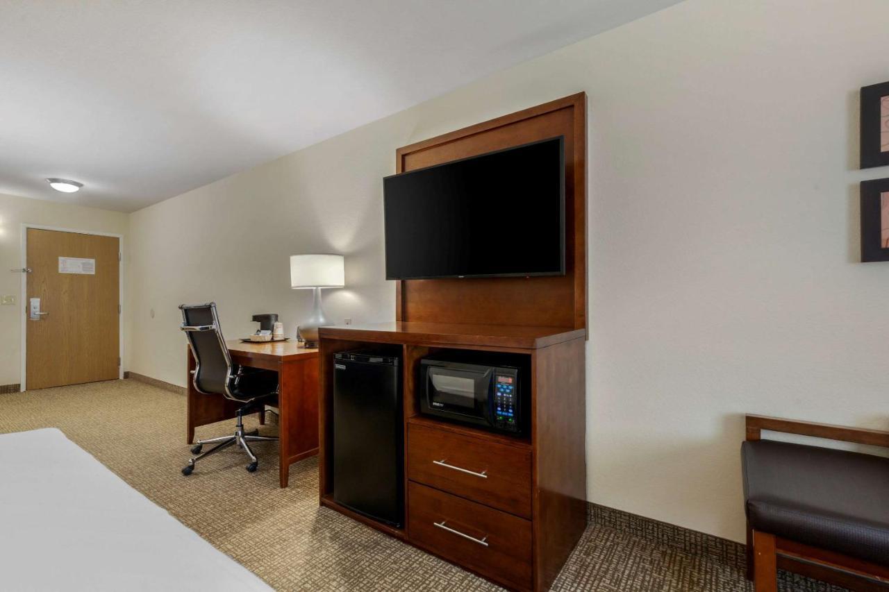 Comfort Suites Johnson Creek Conference Center Екстер'єр фото