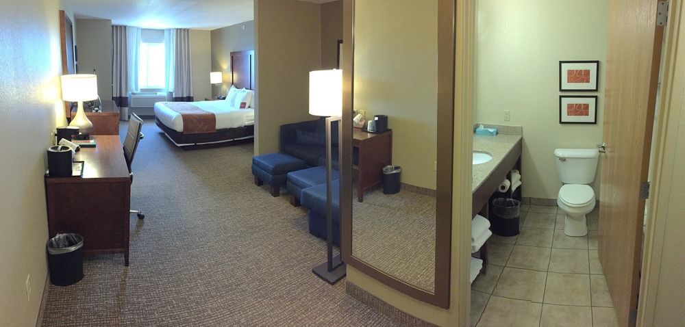 Comfort Suites Johnson Creek Conference Center Екстер'єр фото