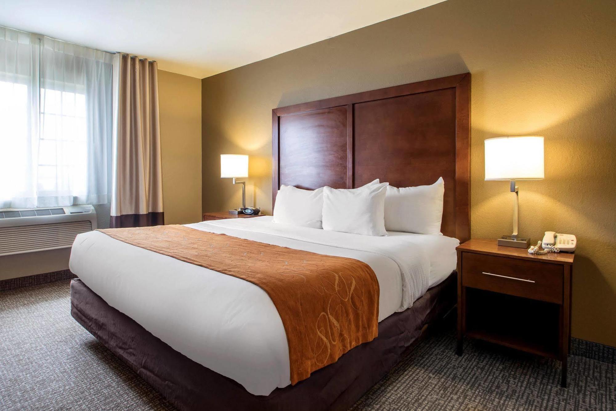 Comfort Suites Johnson Creek Conference Center Екстер'єр фото